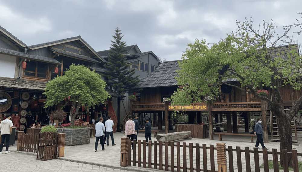 Phố đi bộ Mộc Châu như studio ngoài trời khi ở đâu cũng là góc chụp sống ảo đẹp.